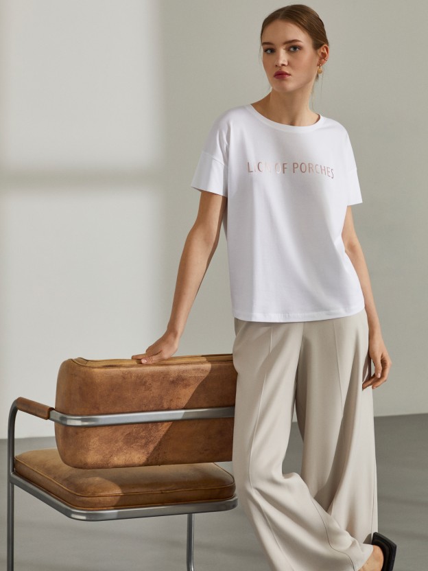 T-shirt para mulher de algodão com gola redonda e lettering