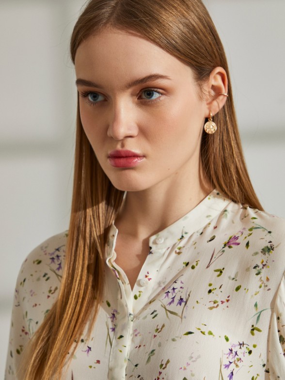 Camisa para mulher de viscose com padrão florido e folho