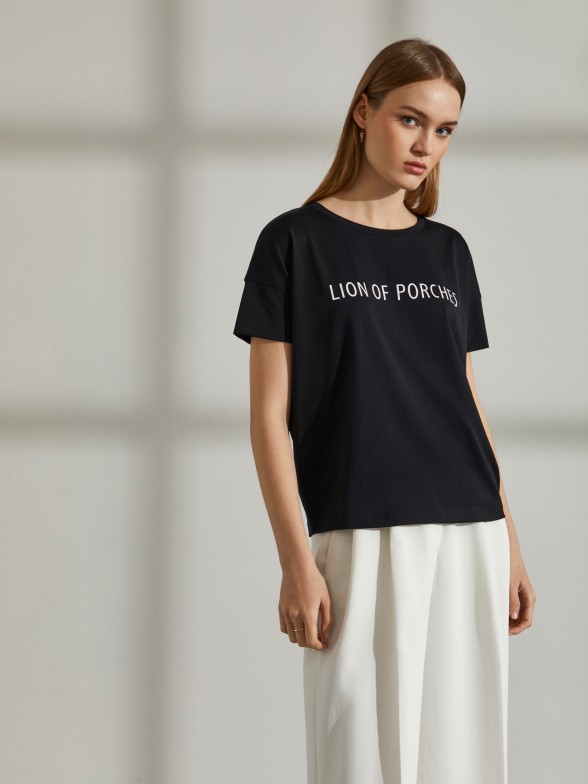 Woman's cotton t-shirt with round neck and lettering