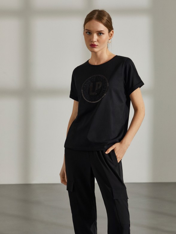 Woman's relaxed fit t-shirt with round neck and branding