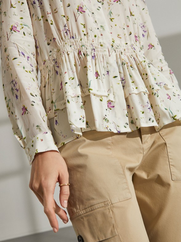 Camisa para mulher de viscose com padro florido e folho