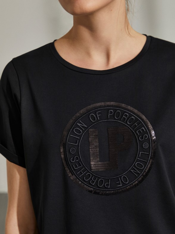 Woman's relaxed fit t-shirt with round neck and branding