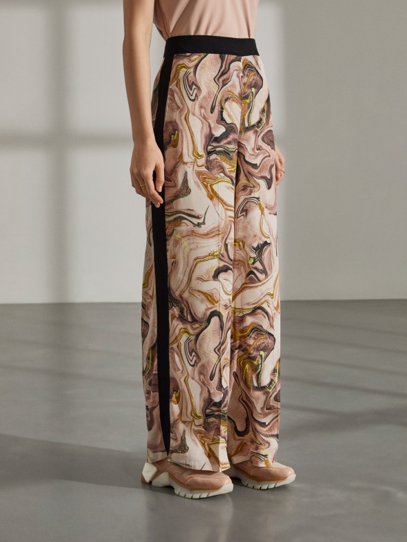 Woman's wide trousers with colourful print and belt