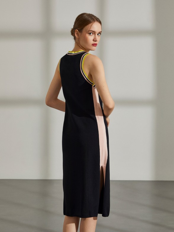 Long dress in knit with round collar