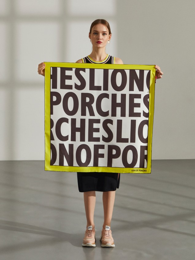 Lenço para mulher amarelo de seda estampado com lettering - Image product
