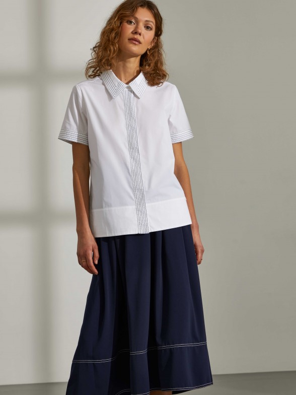 Woman's white cotton shirt with short sleeves