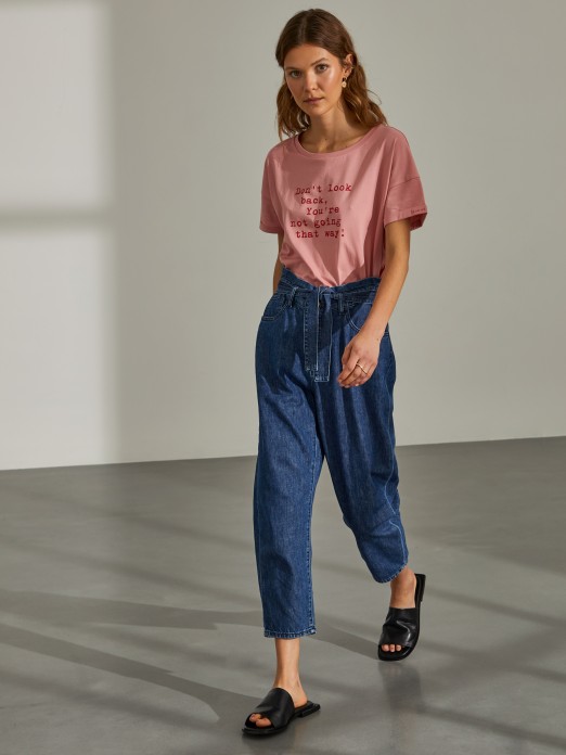 Woman's denim trousers with belt and pockets