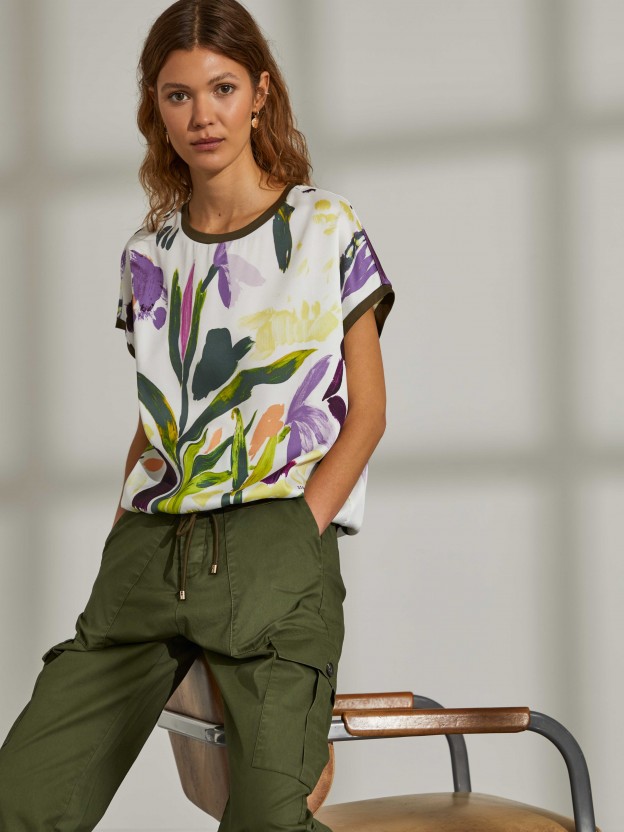 Woman's t-shirt with floral print and round collar