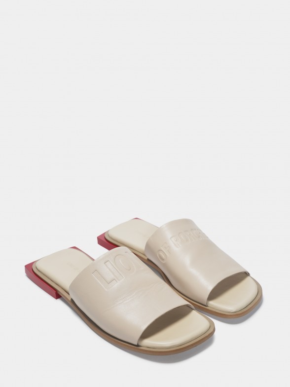 Woman's leather sandals with engraving and detail on heel