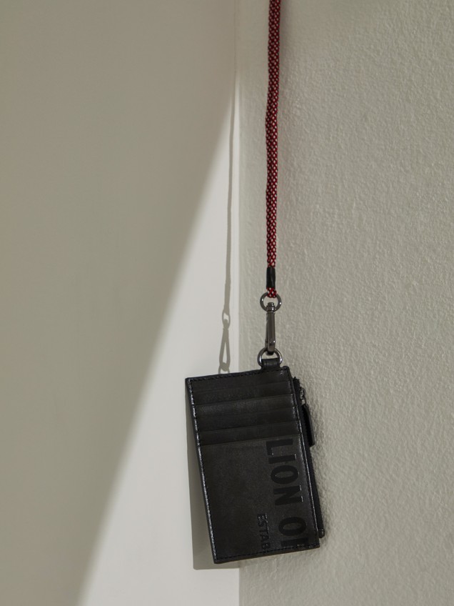 Man's card holder black with embossing and handle - Image product