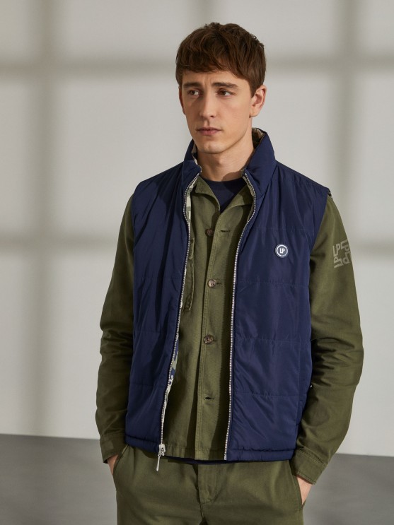 Chaleco reversible con estampado militar.