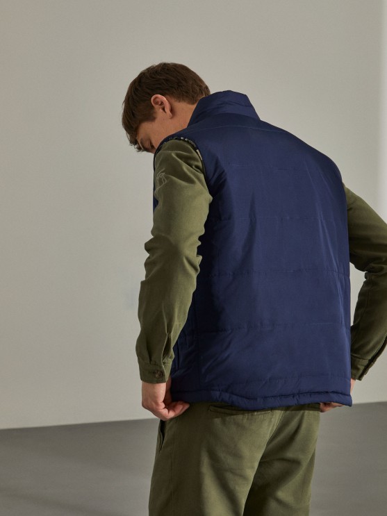 Chaleco reversible con estampado militar.