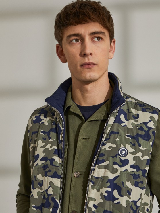 Chaleco reversible con estampado militar.
