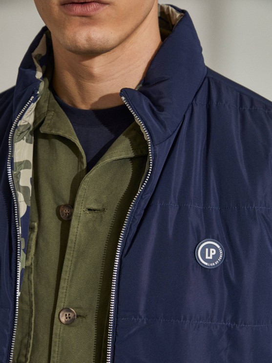 Chaleco reversible con estampado militar.