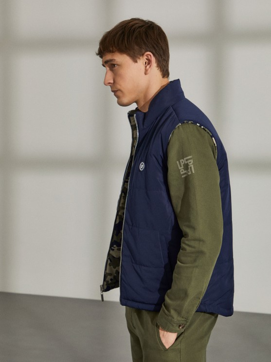 Chaleco reversible con estampado militar.
