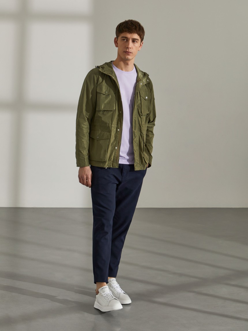 Parka em tecido t�cnico com capuz e bolsos