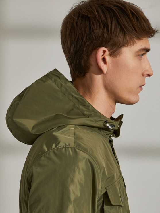 Parka em tecido tcnico com capuz e bolsos