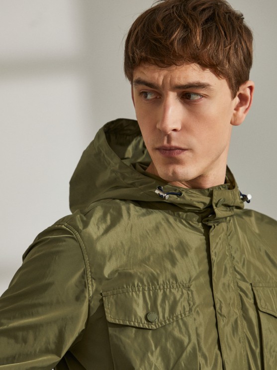 Parka em tecido tcnico com capuz e bolsos
