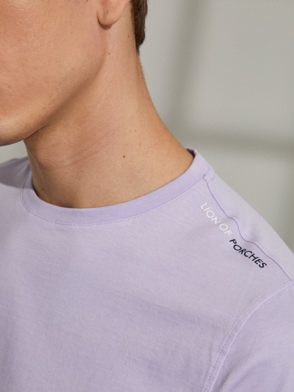 T-shirt para homem de algodo com gola redonda e estampado nas costas