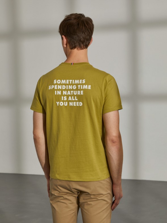 T-shirt para homem de algodão com gola redonda e estampado nas costas