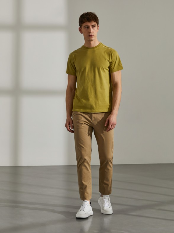 T-shirt para homem de algodo com gola redonda e estampado nas costas