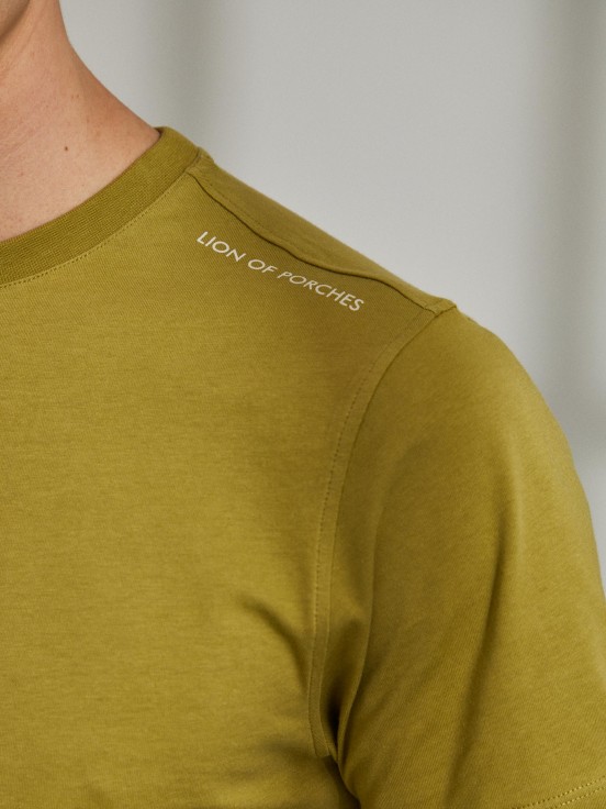 T-shirt para homem de algodo com gola redonda e estampado nas costas