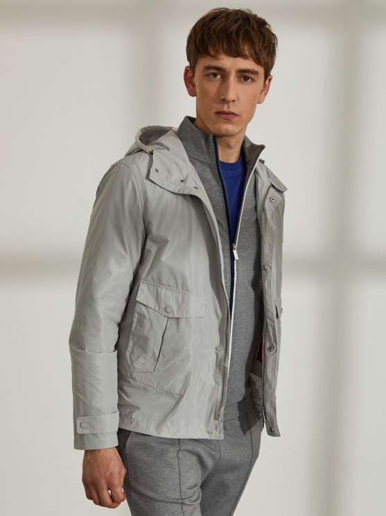 Parka para homem em tecido tcnico com capuz e bolsos
