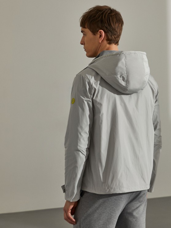 Parka para homem em tecido tcnico com capuz e bolsos