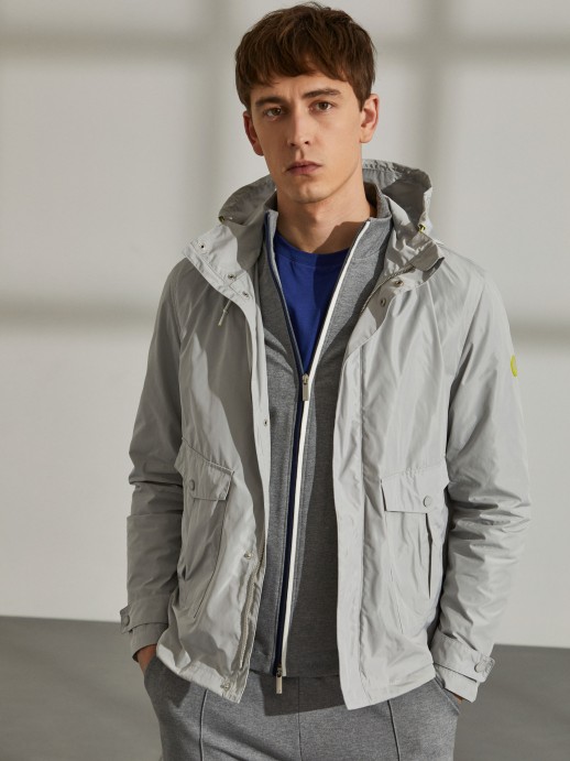 Parka para homem em tecido tcnico com capuz e bolsos
