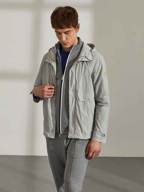 Parka para homem em tecido tcnico com capuz e bolsos