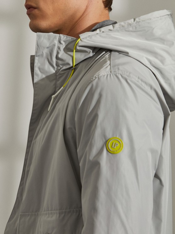 Parka para homem em tecido tcnico com capuz e bolsos