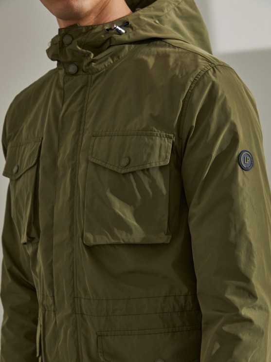 Parka em tecido tcnico com capuz e bolsos