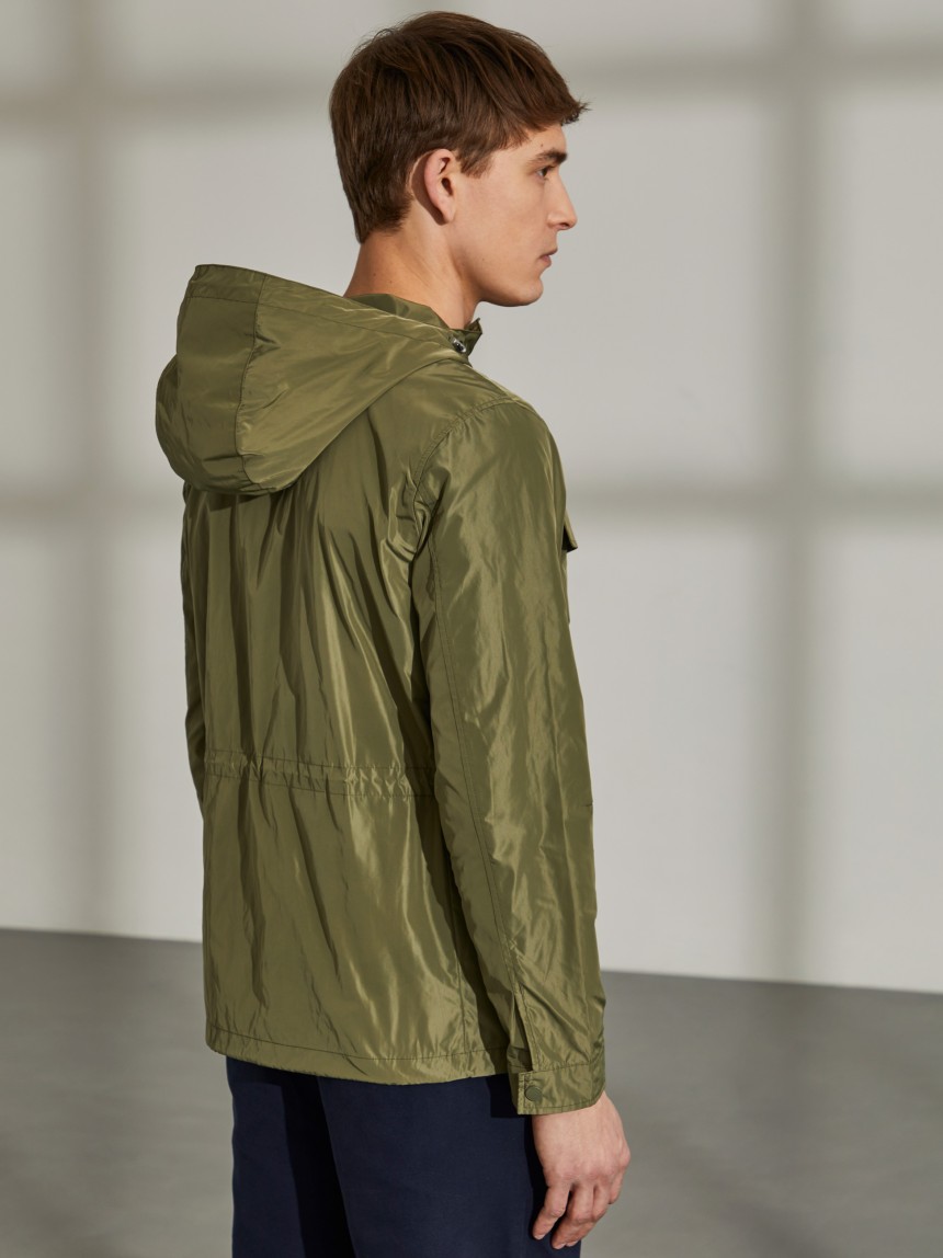 Parka em tecido t�cnico com capuz e bolsos