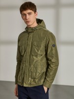 Parka em tecido t�cnico com capuz e bolsos