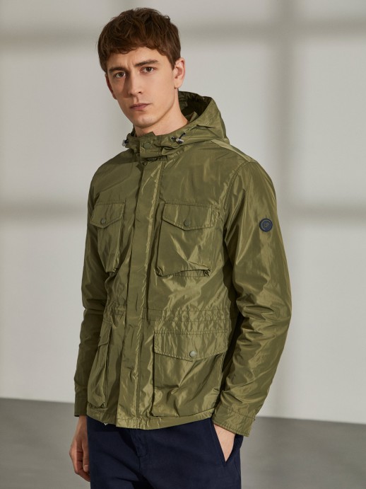 Parka em tecido tcnico com capuz e bolsos