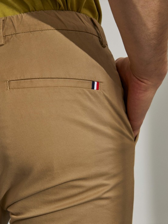 Pantalones chinos regular fit para hombre en algodón elástico