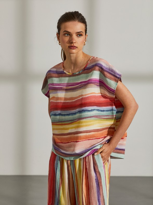 Woman's tunic with short sleeves and round collar with colourful pattern
