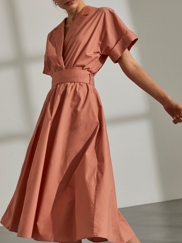 Vestido midi com cinto e bolsos