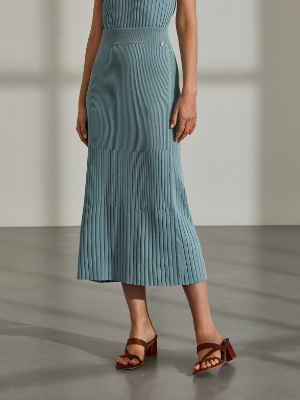 Long skirt in structured knit