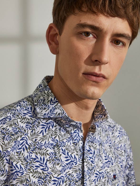 Man's slim fit shirt made of stretch cotton with pattern