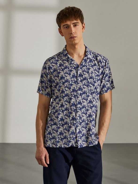 Man's regular fit shirt with pattern