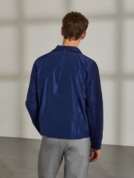 Blusão para homem azul de tecido técnico com bolsos