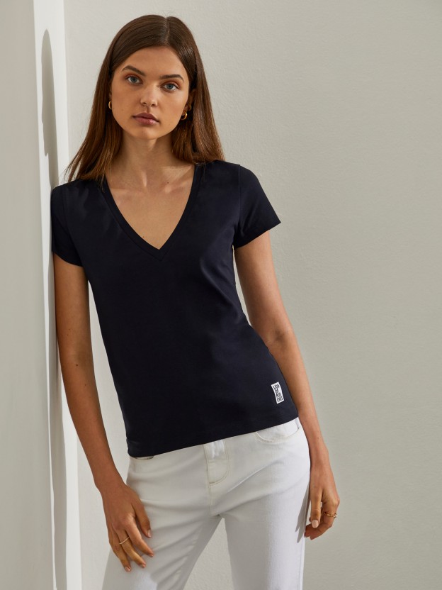 T-shirt para mulher em algodão stretch básica com decote em v