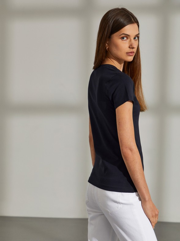 Woman's t-shirt in basic stretch cotton with v-neck