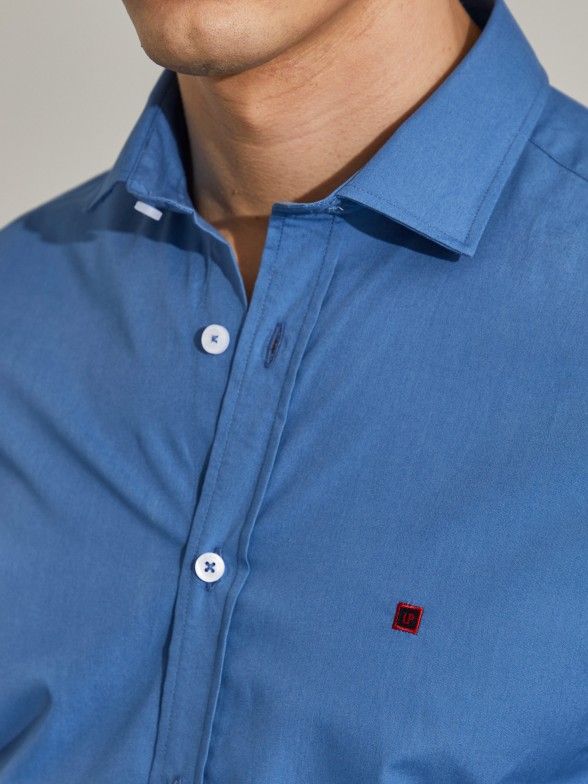 Man's slim fit cotton shirt with cutaway collar