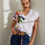 Woman's t-shirt in cotton with print and v-neck