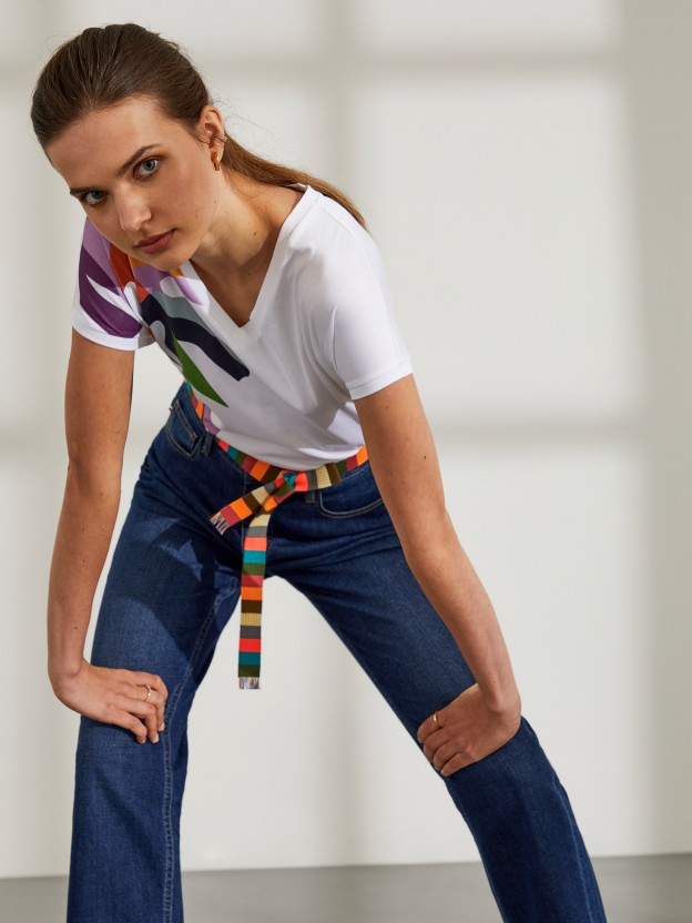 Pantalón vaquero regular fit para mujer con cinturón multicolor