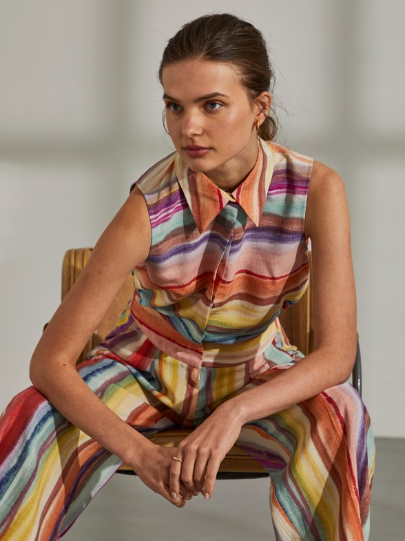 Woman's sleeveless rayon shirt with colourful pattern