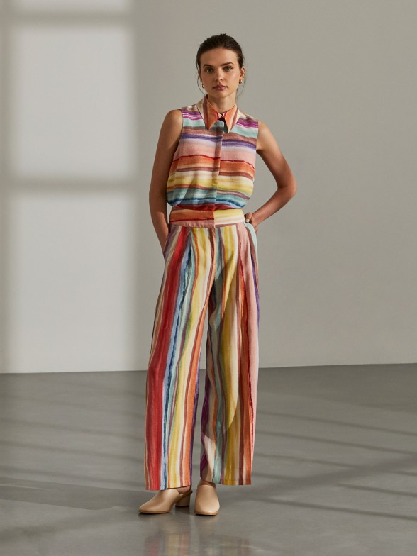 Woman's sleeveless rayon shirt with colourful pattern