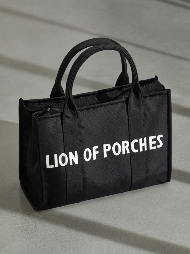 Tote bag with zip fastening, printed lettering and internal pockets